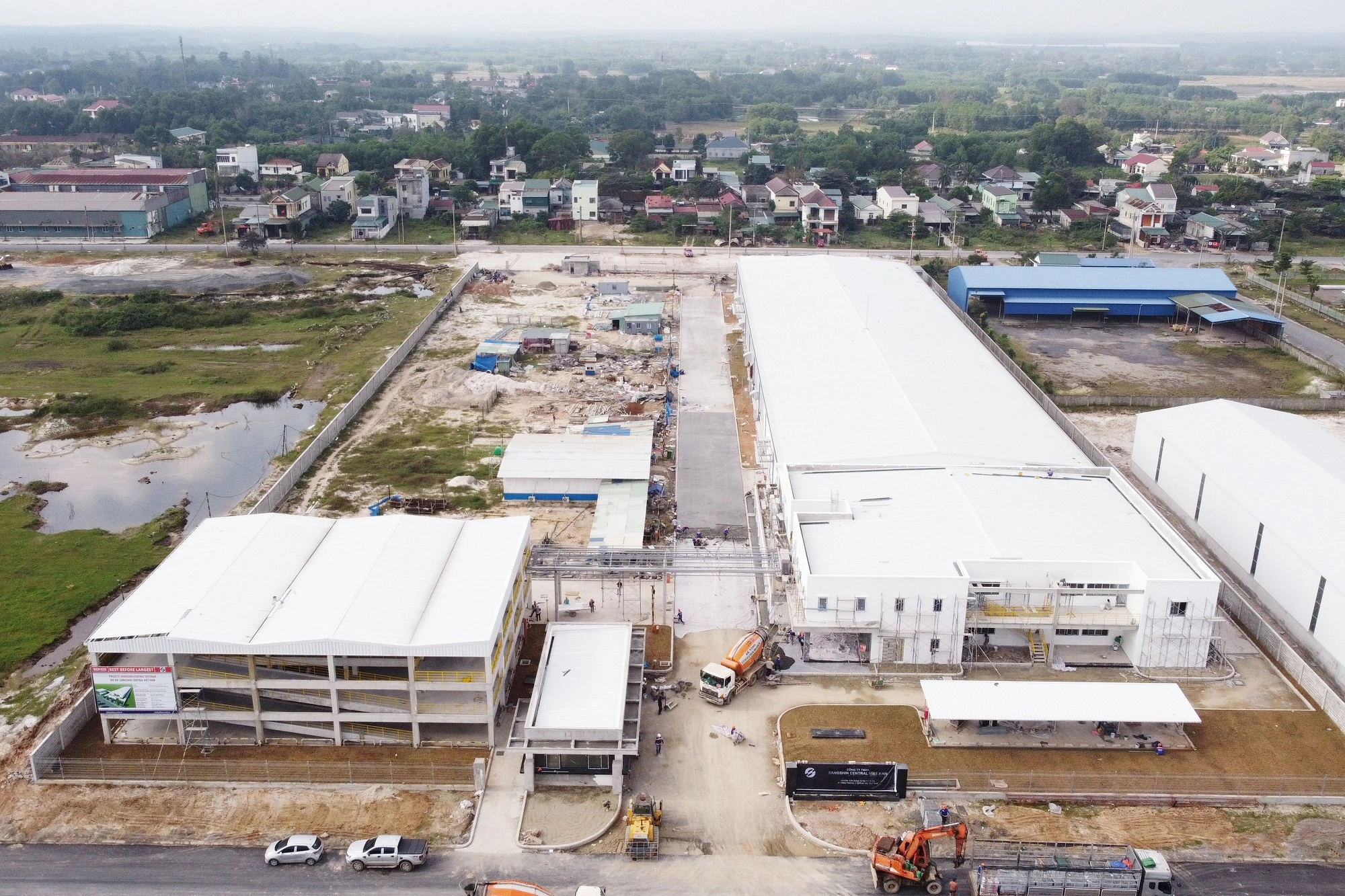 FORMER CHAIRMAN OF QUANG TRI PROVINCE PEOPLE’S COMMITTEE & DIRECTOR OF QUANG TRI INVESTMENT, TRADE AND TOURISM PROMOTION AGENCY VISITING  SANGSHIN CENTRAL VIETNAM FACTORY PROJECT